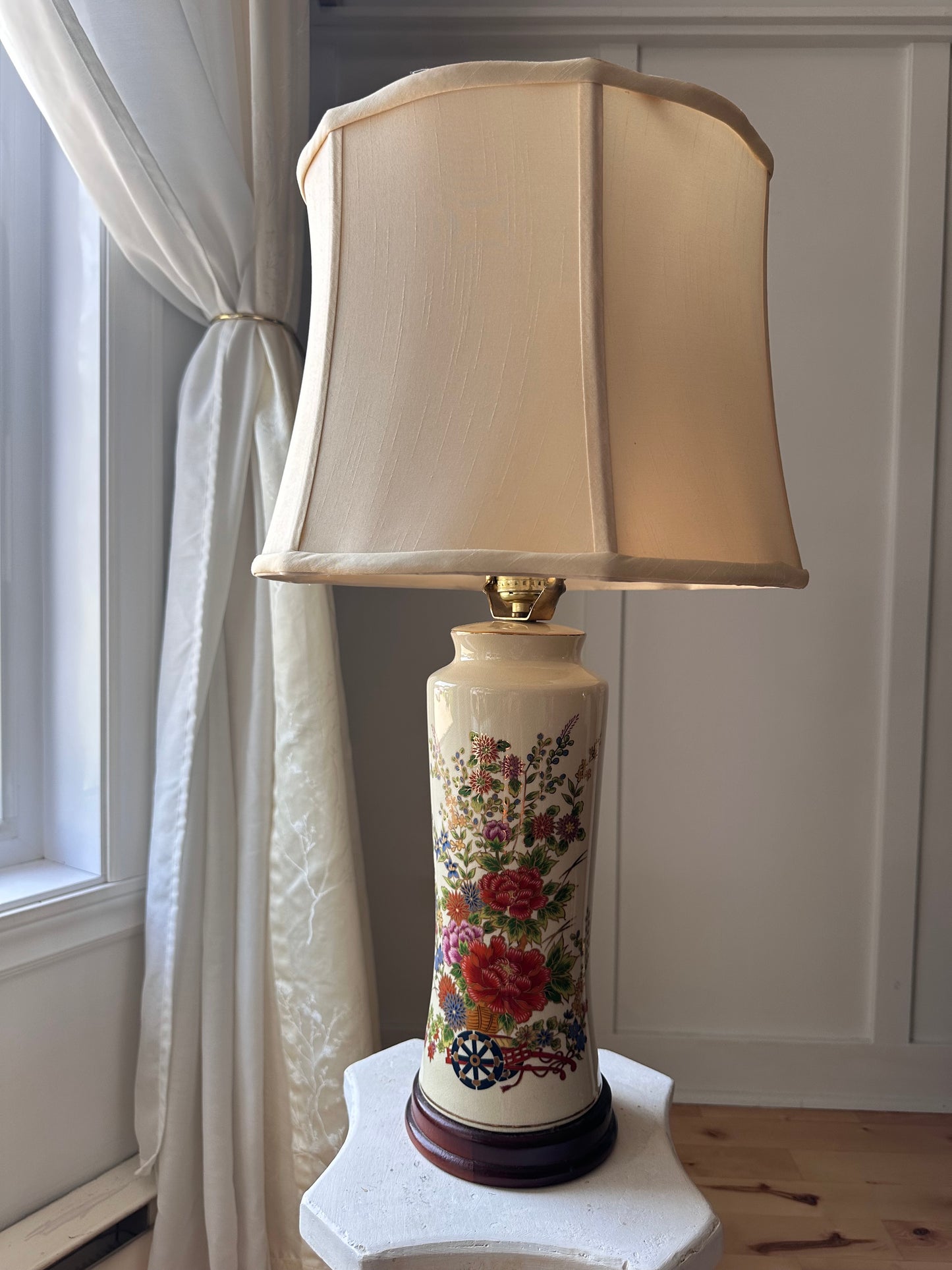 Old Money Nautical Themed Vintage Table Lamp