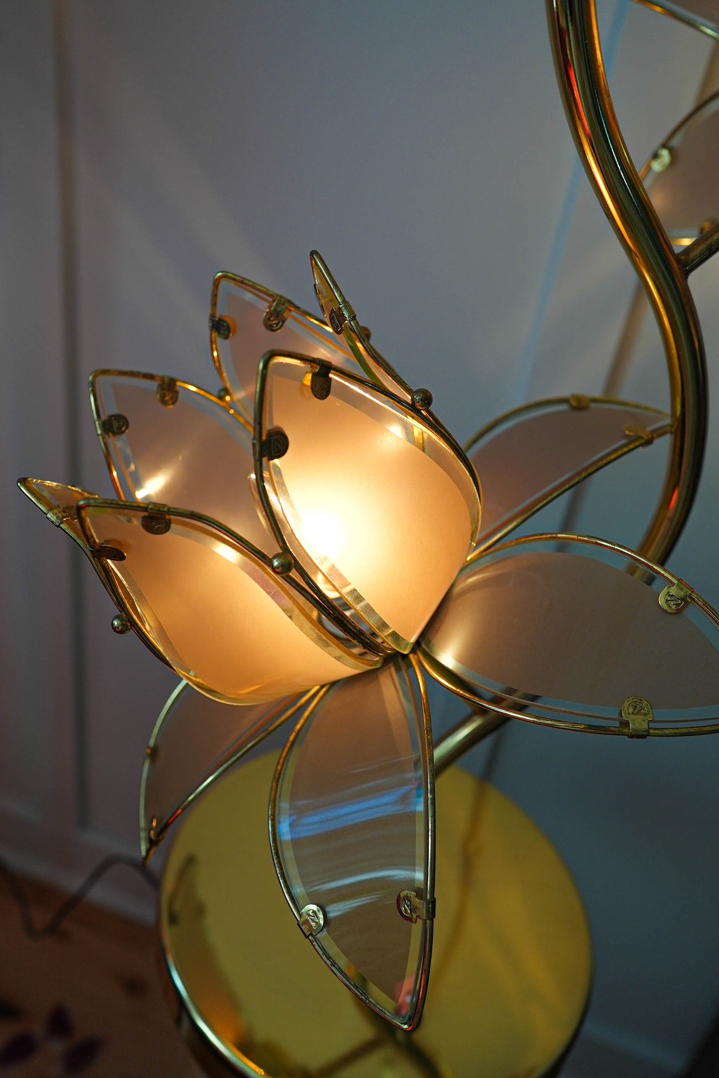 1970's Gold Vintage Pink & Gold Lotus Table Lamp with 3 Heads